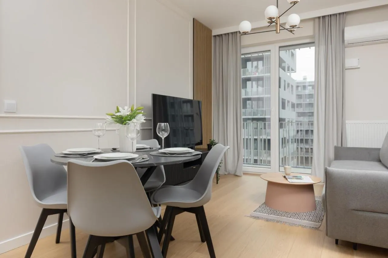 Wola Spacious Flat With Air Conditioning & Balcony By Noclegi Renters ワルシャワ アパート