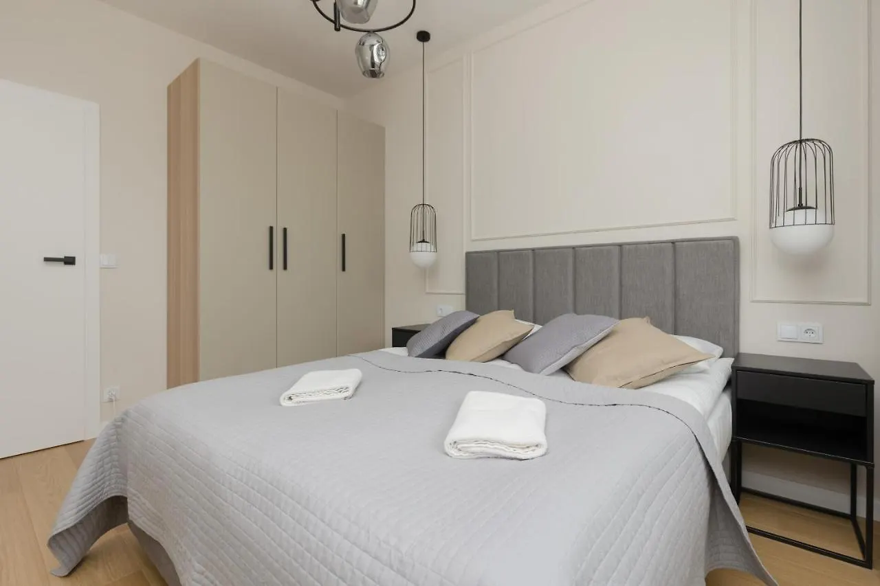 Wola Spacious Flat With Air Conditioning & Balcony By Noclegi Renters Warsaw