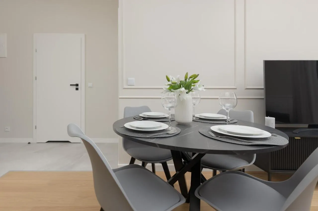Wola Spacious Flat With Air Conditioning & Balcony By Noclegi Renters Warsaw